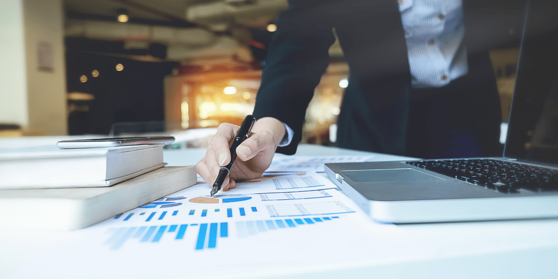 guy-with-pen-table-graphs